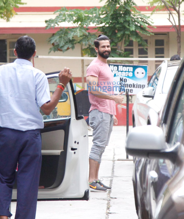 shahid kapoor snapped at the gym today 4