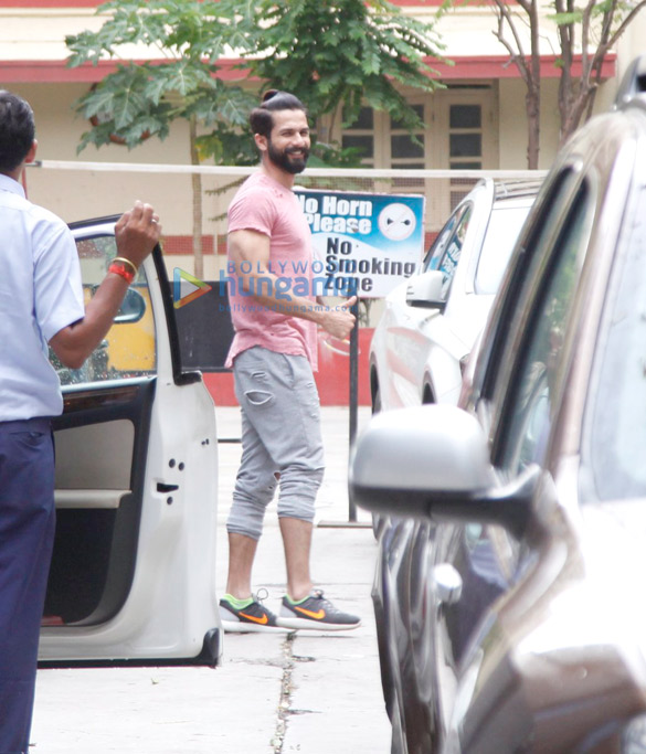 shahid kapoor snapped at the gym today 5
