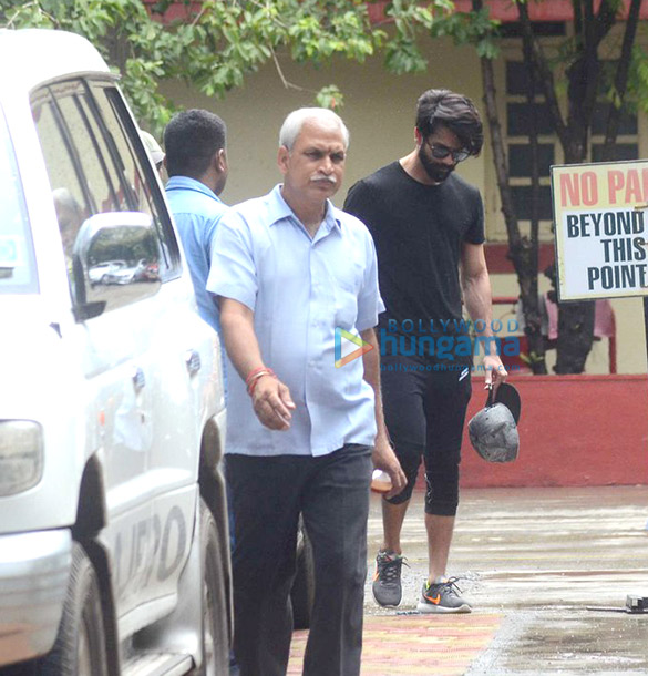 shahid mira kareena and niddhi snapped at the gym 2