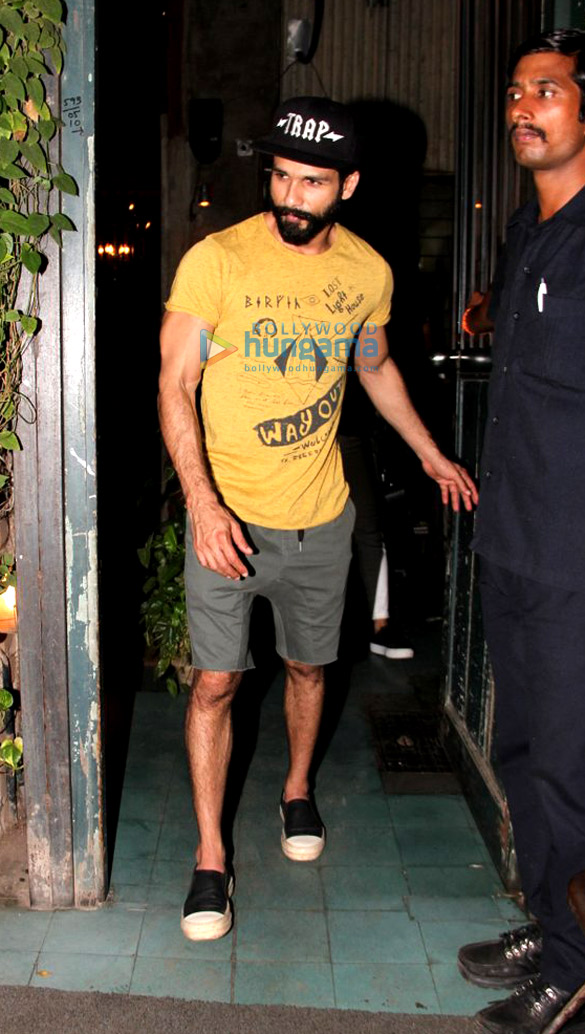 Shahid Kapoor and Mira Rajput snapped post dinner at Pali Village Cafe Shahid Kapoor and Mira Rajput snapped post dinner at Pali Village Cafe