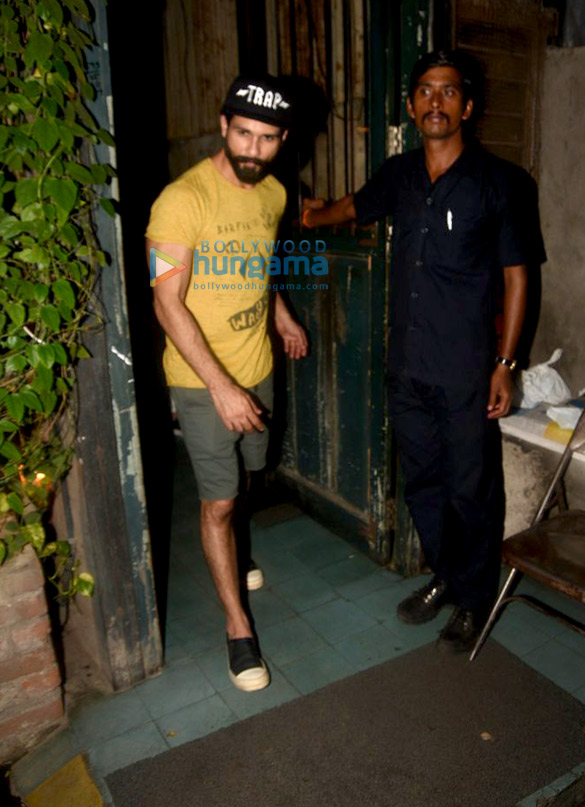 shahid and mira snapped post dinner at pali village cafe 5