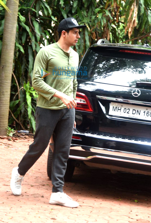sidharth malhotra snapped in bandra 2 3