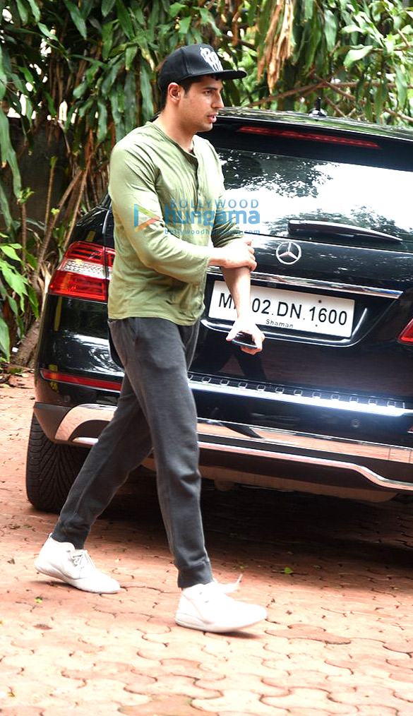 sidharth malhotra snapped in bandra 3 3