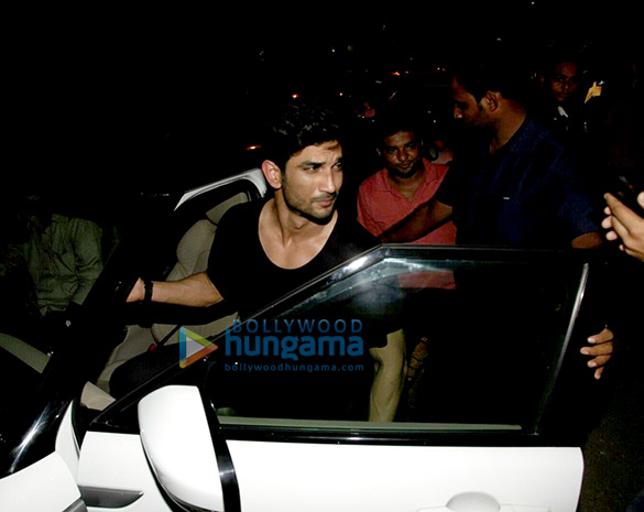 sushant singh rajput sara ali khan amrita singh and abhishek kapoor snapped at olive 8