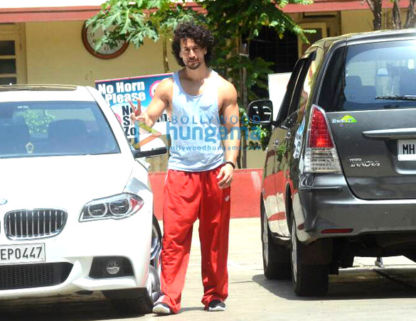 tiger shroff snapped post his gym session in bandra 2