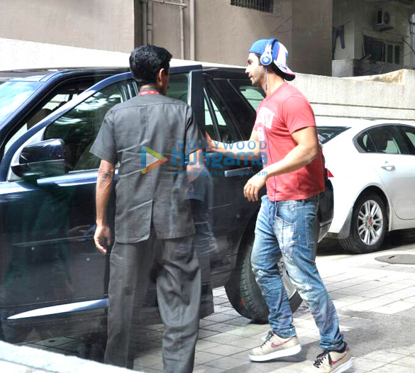 varun dhawan snapped at his office in juhu 6