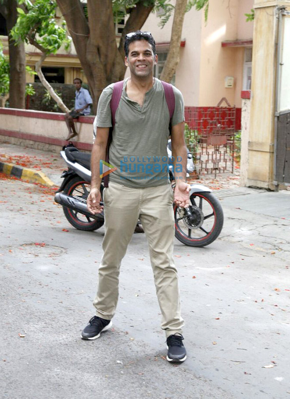vikramaditya and nikhil snapped at saifs house 1