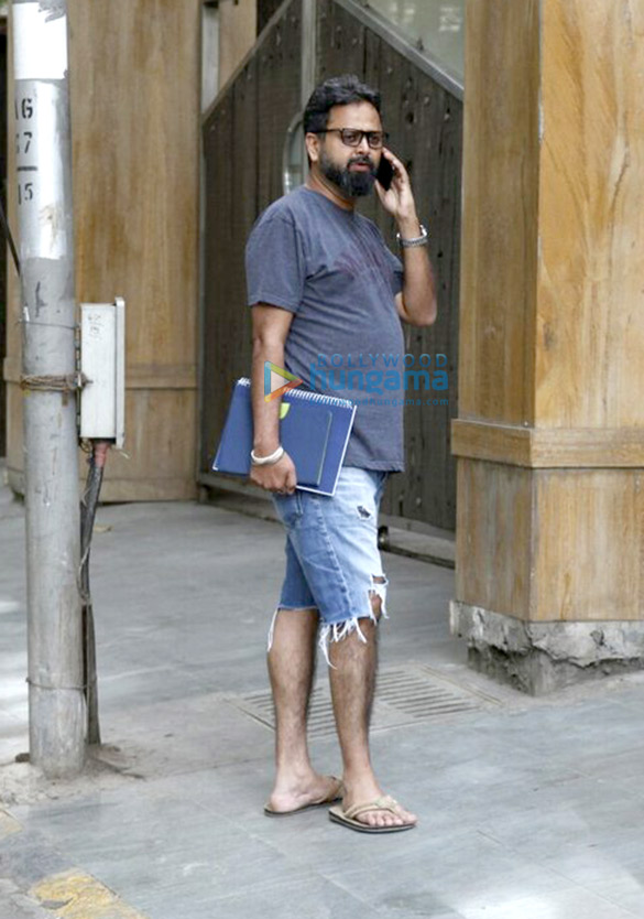 vikramaditya and nikhil snapped at saifs house 6