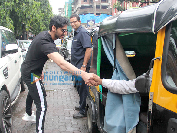 ahan shetty snapped in bandra 4 2
