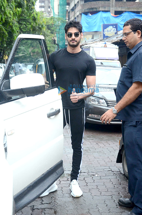 ahan shetty snapped in bandra 6 2