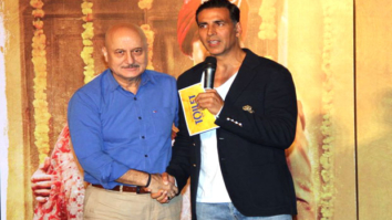 Akshay Kumar & Bhumi Pednekar Share A Funny Moment On Stage | Toilet – Ek Prem Katha Event