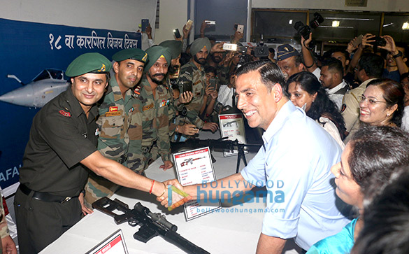 Akshay Kumar pays homage to the Kargil-1
