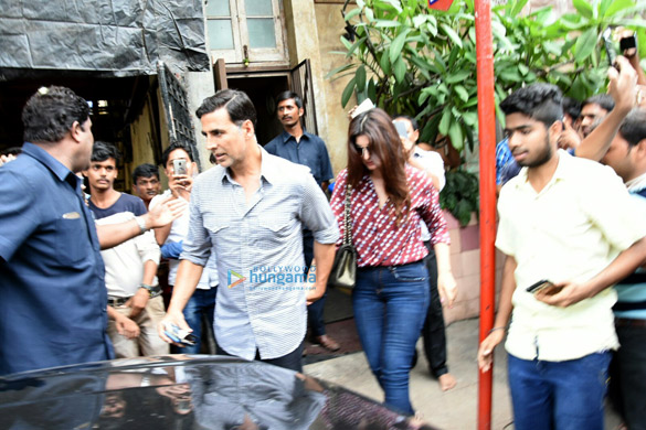 akshay twinkle snapped post their lunch at pali bhavan 3