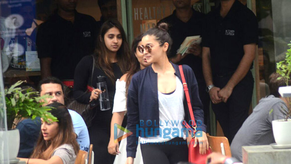 alia bhatt snapped with friends post lunch at kitchen garden 4