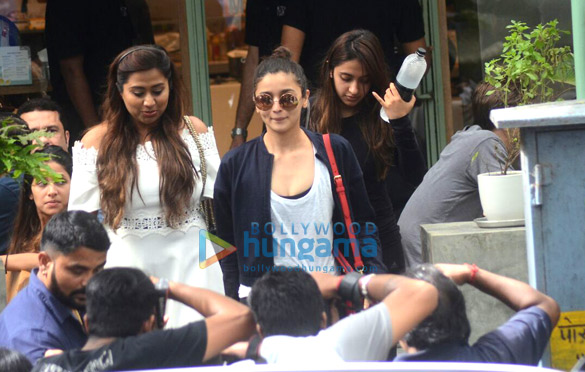 alia bhatt snapped with friends post lunch at kitchen garden 6