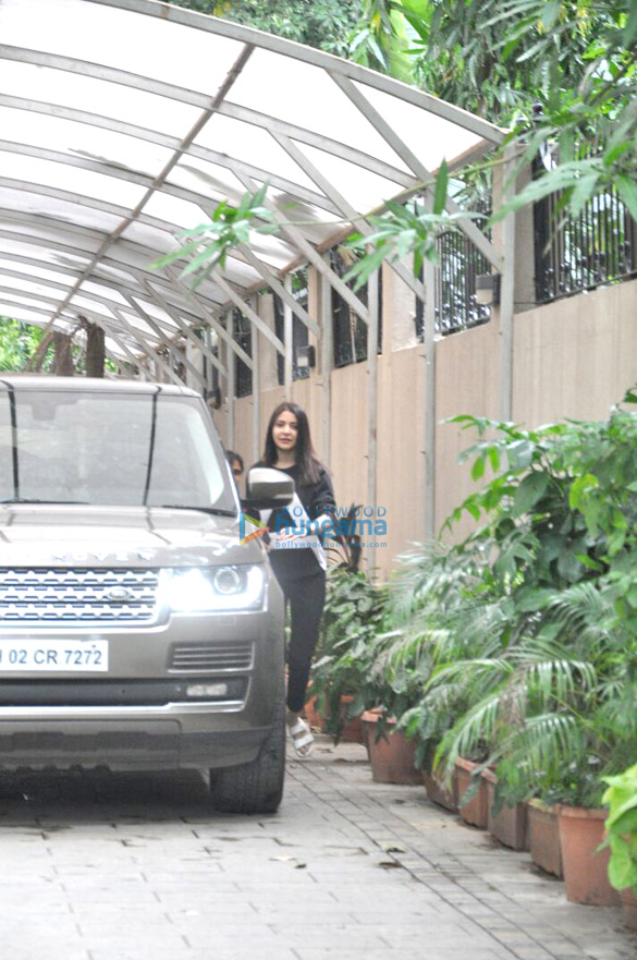 anushka sharma snapped post her salon session in juhu 1