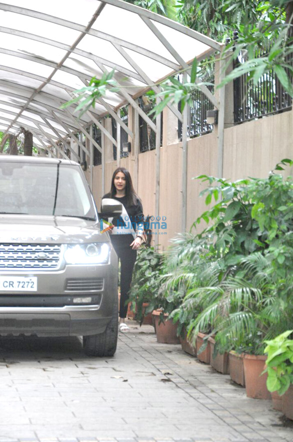 anushka sharma snapped post her salon session in juhu 4
