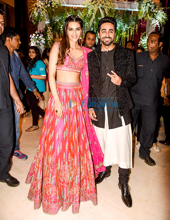Ayushmann Khurrana and Kriti Sanon gatecrash a wedding to promote their film ‘Bareilly Ki Barfi’ Ayushmann Khurrana and Kriti Sanon gatecrash a wedding to promote their film ‘Bareilly Ki Barfi’