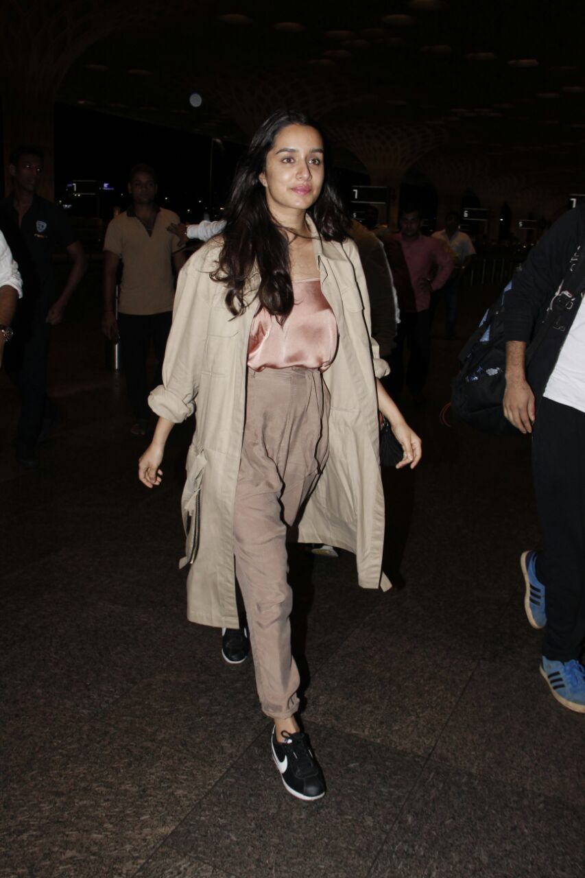 celebs spotted at the airport 4