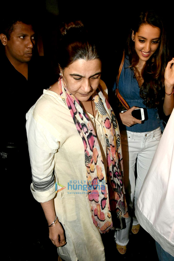 dimple kapadia and amrita singh snapped post dinner at bastian 3