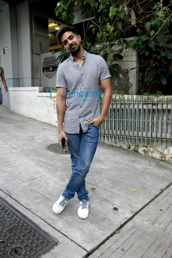 disha patani saqib saleem mira rajput snapped in bandra 03