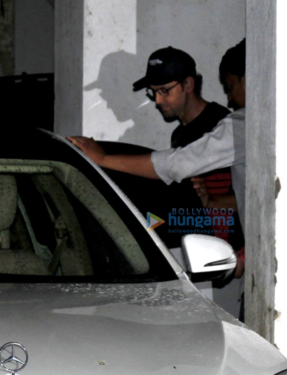 hrihtik roshan snapped post visit at his doc clinic 3