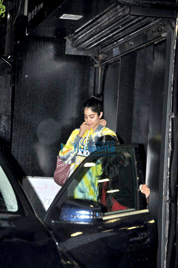 jhanvi kapoor snapped post salon sesion in juhu 2