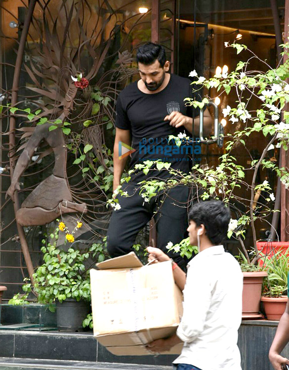 john abraham snapped post salon session in bandra 2