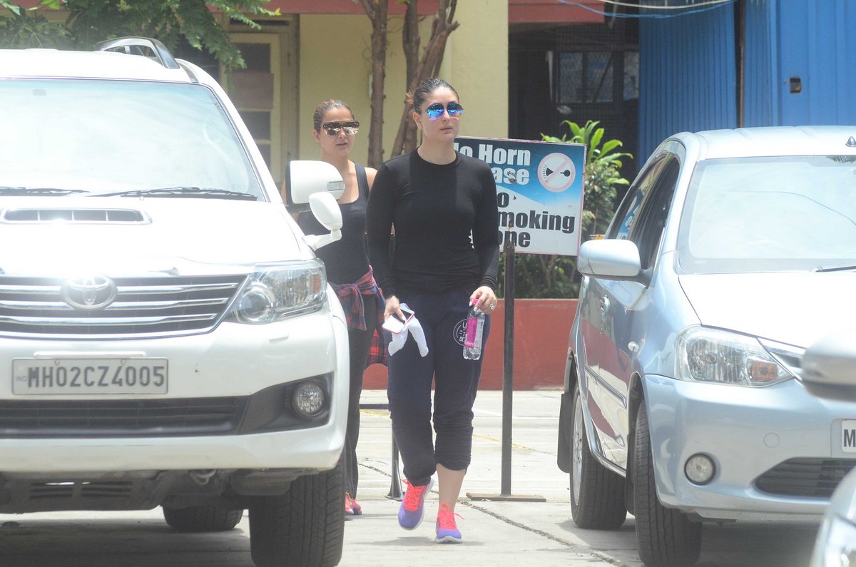 Kareena Kapoor Khan, Nidhhi Agerwal and Jhanvi Kapoor snapped at the gym Kareena Kapoor Khan, Nidhhi Agerwal and Jhanvi Kapoor snapped at the gym