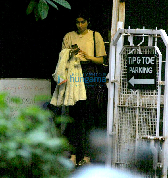 khushi kapoor snapped post salon session in juhu 1