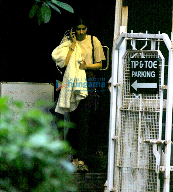 khushi kapoor snapped post salon session in juhu 2