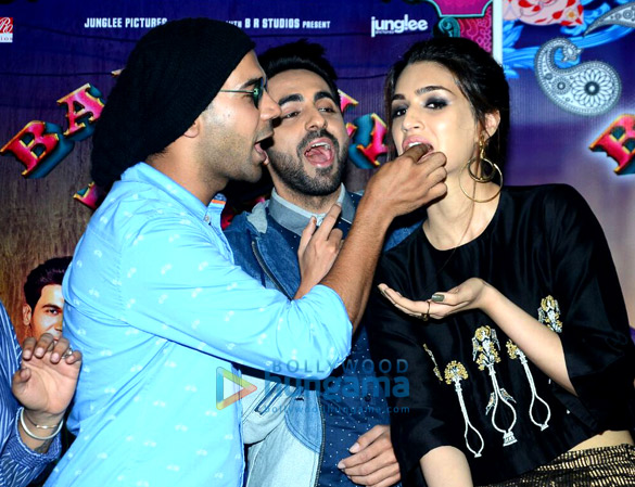 kriti sanon celebrates her birthday at bareilly ki barfi promotion with the cast and media 2