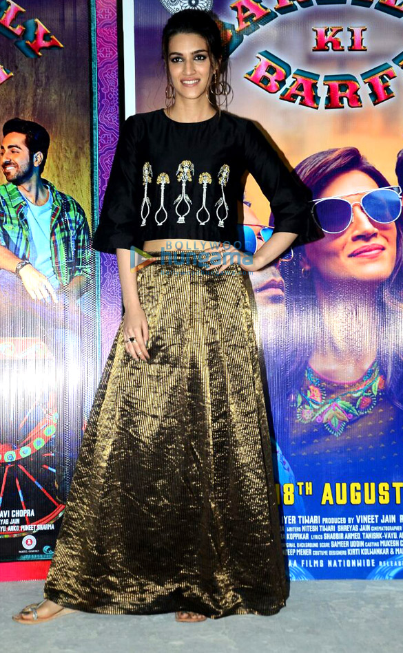 kriti sanon celebrates her birthday at bareilly ki barfi promotion with the cast and media 4
