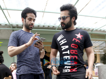 Malaika Arora Khan, Amrita Arora, Kiara Advani, Tusshar Kapoor & others snapped in Bandra