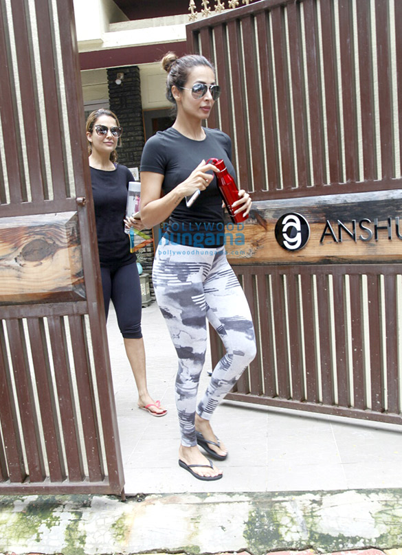 Malaika Arora, Amrita Arora, Kiara Advani, Tushar Kapoor & others snapped in Bandra Malaika Arora, Amrita Arora, Kiara Advani, Tushar Kapoor & others snapped in Bandra