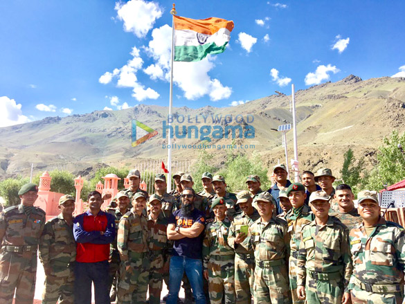 randeep hooda visits kargil to interact with soldiers of indian army 5