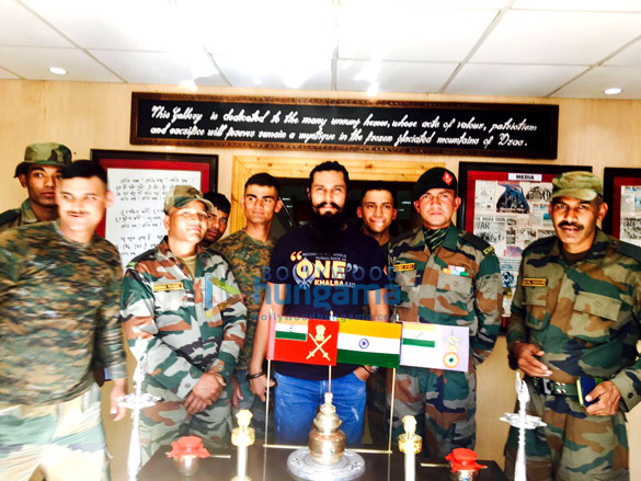 randeep hooda visits kargil to interact with soldiers of indian army 6