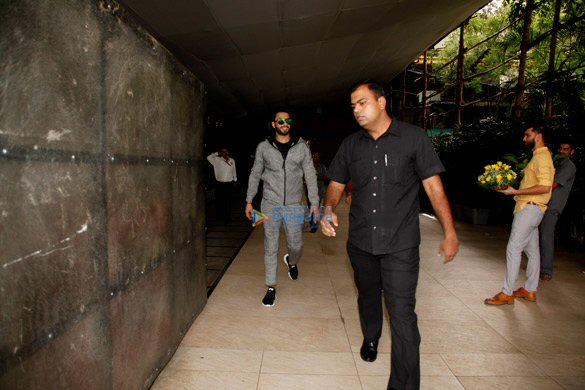 ranveer singh snapped in bandra 1 2