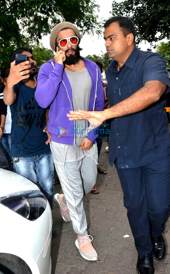 ranveer singh snapped in bandra 2