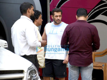 Salman Khan and Shah Rukh Khan snapped on the sets of Aanand. L. Rai's untitled movie