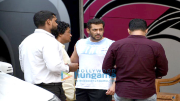 Salman Khan and Shah Rukh Khan snapped on the sets of Aanand. L. Rai’s untitled movie