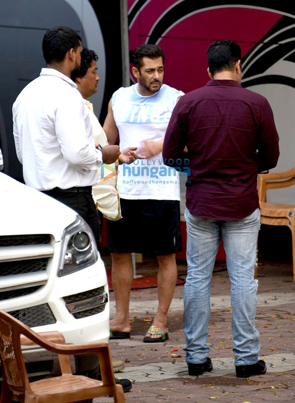 salman khan and shah rukh khan snapped on the sets of aanand l rais untitled movie 5