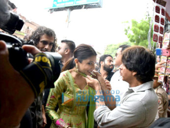 Shah Rukh Khan, Anushka Sharma and Imtiaz Ali promote their film Jab Harry Met Sejal in Benaras