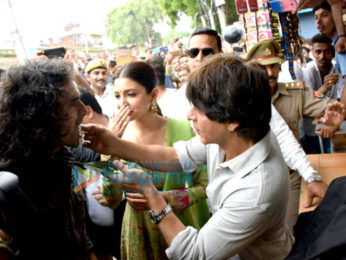 Shah Rukh Khan, Anushka Sharma and Imtiaz Ali promote their film Jab Harry Met Sejal in Benaras