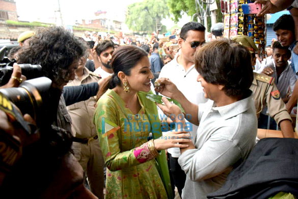 shah rukh khan anushka sharma and imtiaz ali promote their film jab harry met sejal in benaras 5
