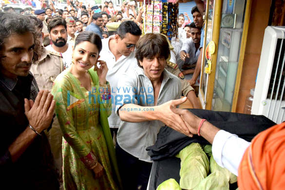 shah rukh khan anushka sharma and imtiaz ali promote their film jab harry met sejal in benaras 6