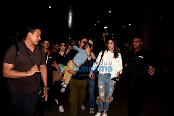 shah rukh khan and anushka sharma arrive back from dubai jhms promotions 5