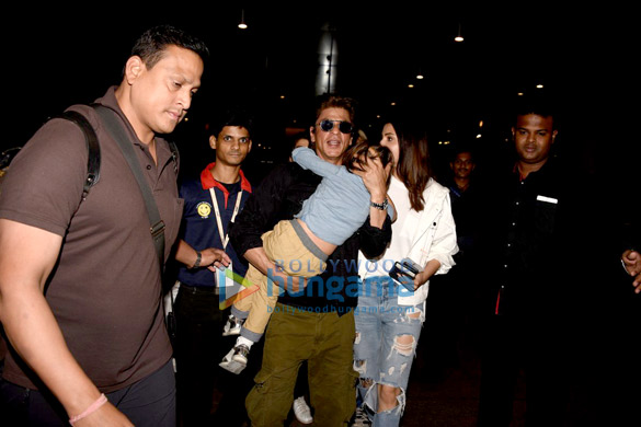 shah rukh khan and anushka sharma arrive back from dubai jhms promotions 6