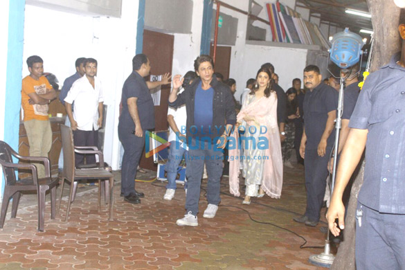 shah rukh khan and anushka sharma visit tarak mehta ka ooltah chashmah set for jab harry met sejal promotions 3