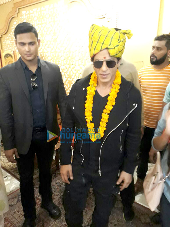 Shah Rukh Khan receives a royal welcome in Rajasthan Shah Rukh Khan receives a royal welcome in Rajasthan